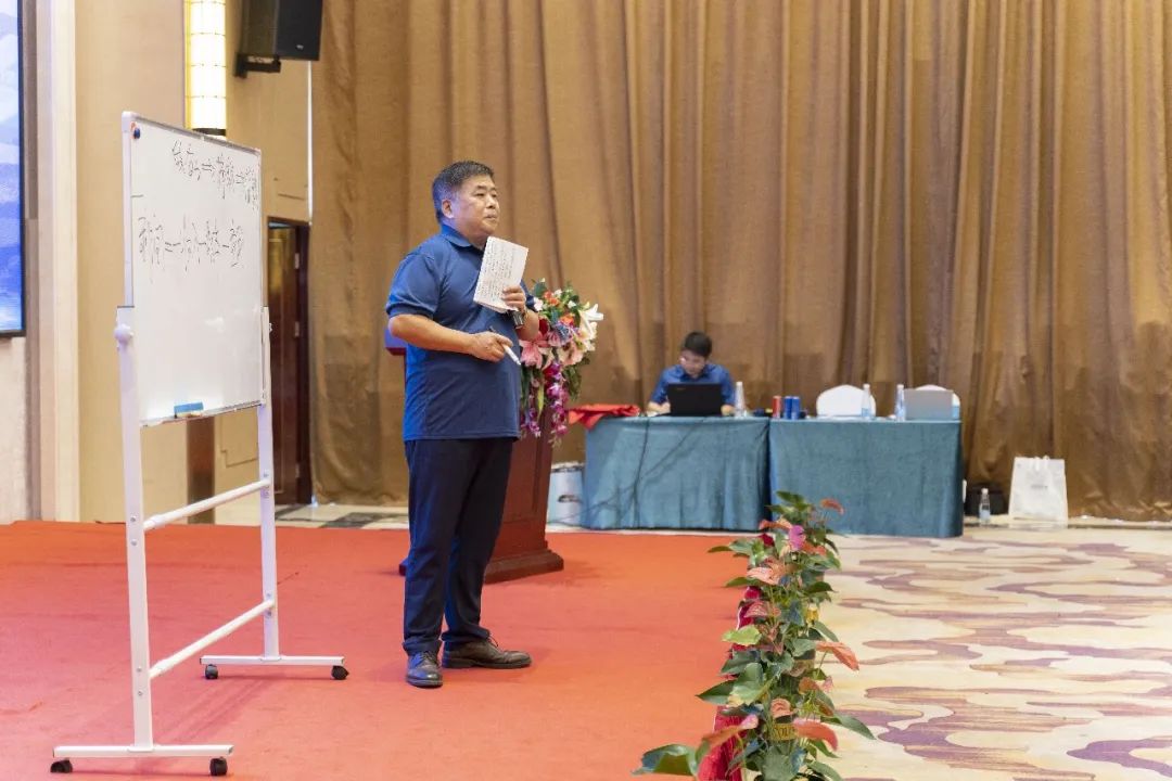 藝邦集團管委會領導     黃  平