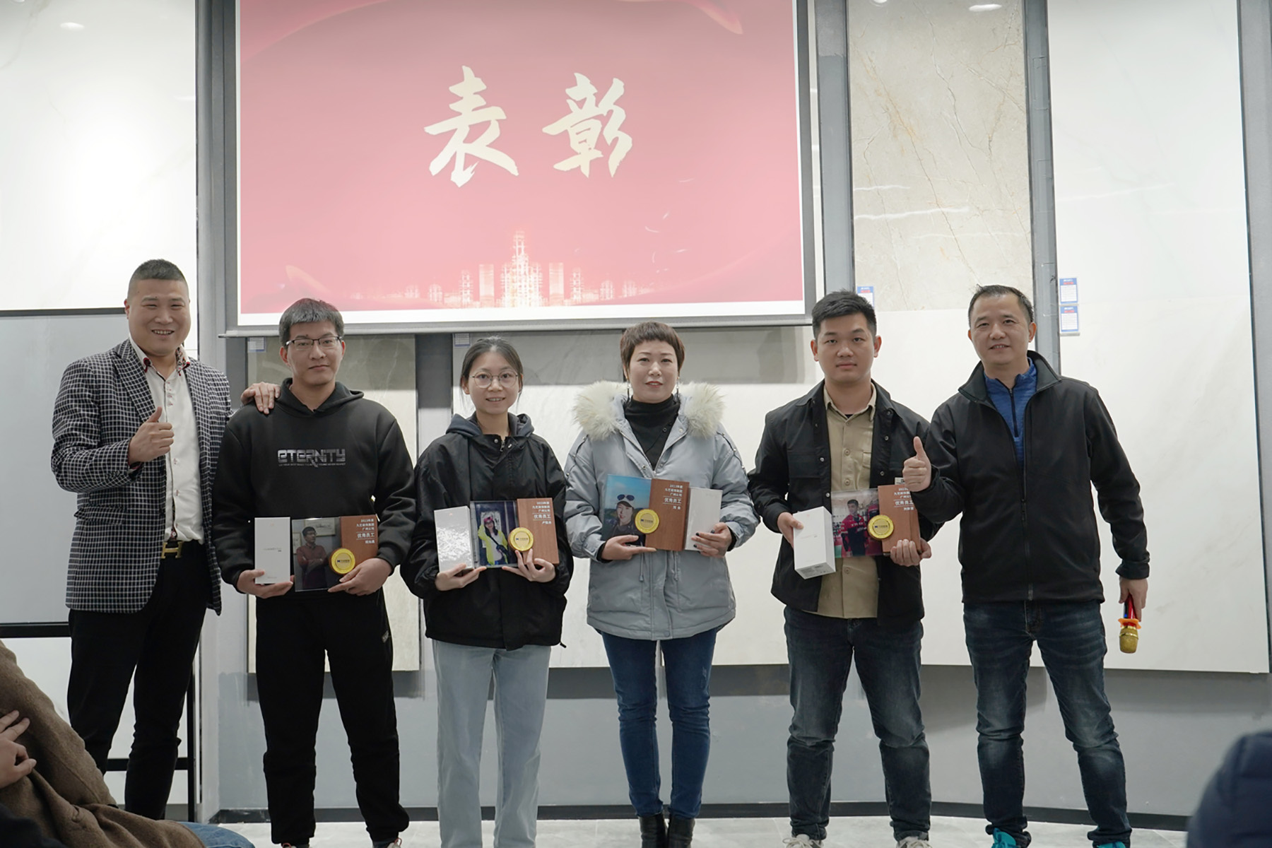 營銷及新媒體部門優秀員工與領導合影留念