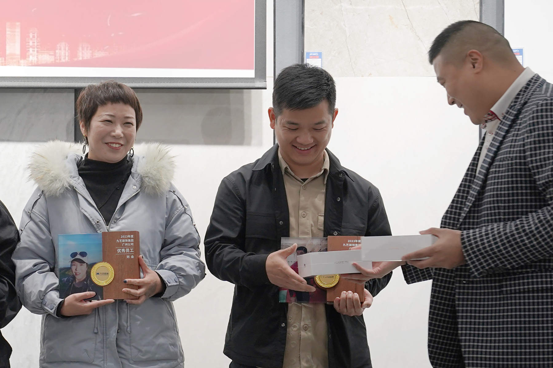劉經理為營銷部及新媒體部優秀員工頒獎