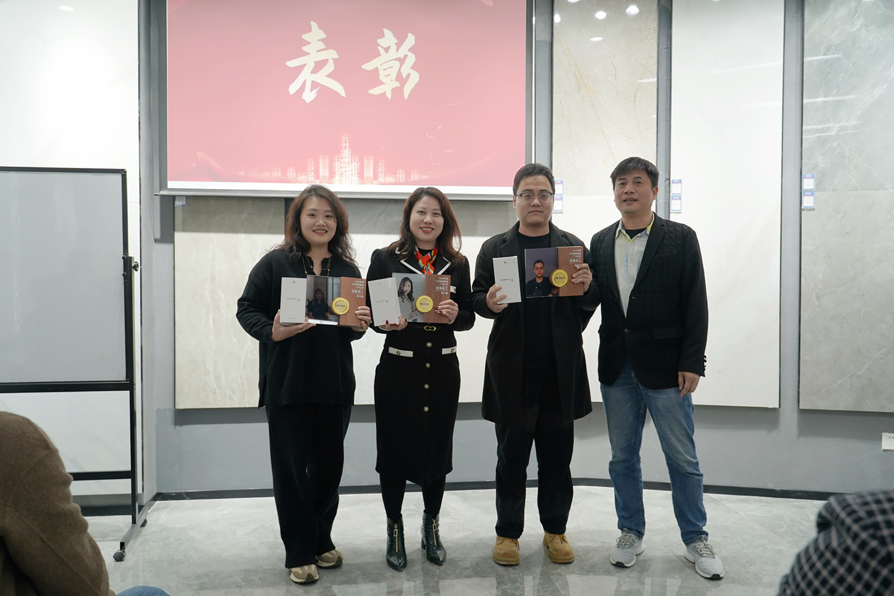 設計部優秀員工與唐總監合影留念